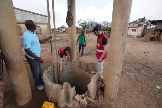 deux spécialistes du CSA et leurs partenaires locaux inspectent un puit