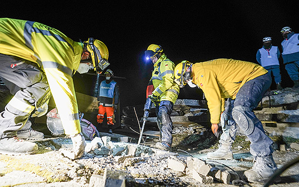 Trois membres de l’équipe @Fire Germany interviennent sur un bâtiment devant trois évaluateurs. 