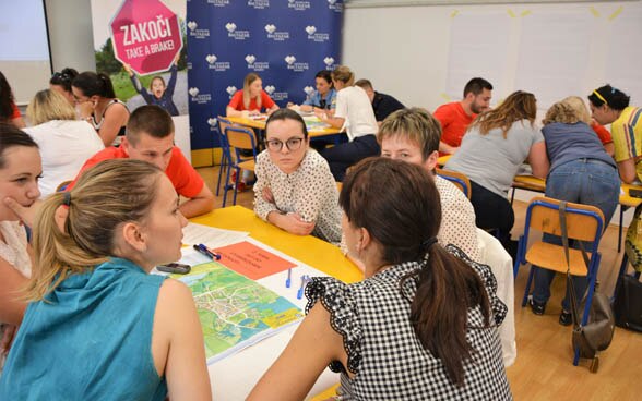 Schülerinnen und Schüler besuchen eine Unterrichtsstunde zum Verkehr.