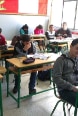 une salle de classe avec des filles et des garçons.