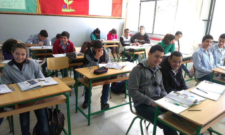 Una sala de clases con alumnas y alumnos. 