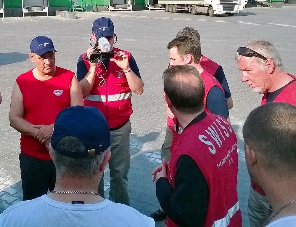 ein Gruppenmitglied filmt seine Kollegen des SKH bei einer Mission in der Ukraine.