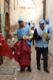 Un groupe de secouristes volontaires diffusent de l'information et du matériel dans une ruelle