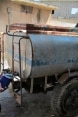 Une petite fille figurant au nombre des déplacés internes s'approvisionne en eau à un camion-citerne du CICR dans la localité de Talbiseh, en périphérie de Homs.