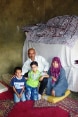 Una famiglia siriana nel suo alloggio temporaneo, ospite di una famiglia libanese nel villaggio di Kfartoun nel distretto di Akkar al confine libanese con la Siria.