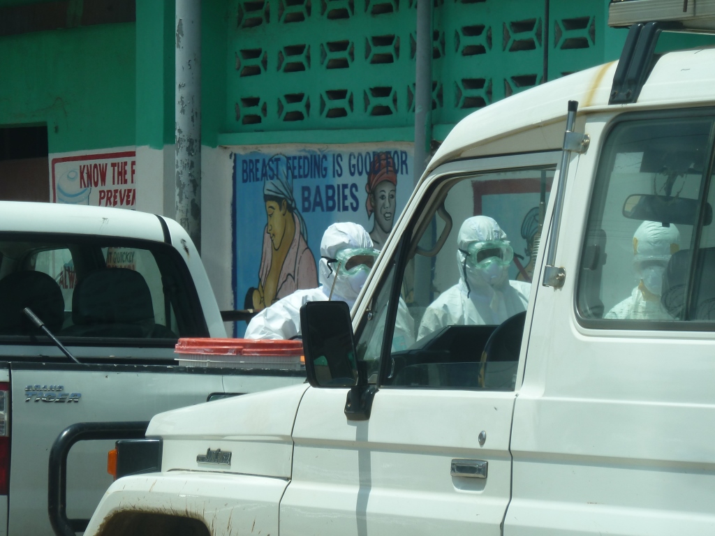 Cuidadores, con trajes de protección, en acción.