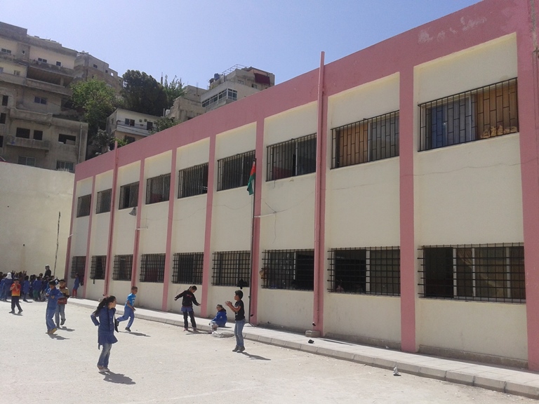 Niños jugando en el patio de recreo. 