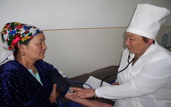 Une doctoresse ausculte une patiente.