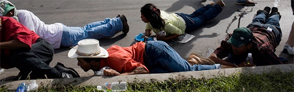 Anhänger des abgesetzten Präsidenten José Manuel Zelaya werden 2009 von der honduranischen Armee beschossen
