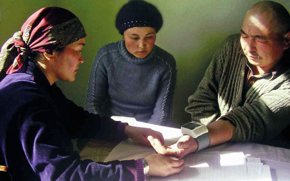 Dans le cadre du projet «Community Action for Health», au Kirghizistan, des bénévoles expliquent aux populations des villages la conduite à tenir pour prévenir les maladies. 