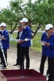 Lehrlinge in einem Park erlernen den Umgang mit einem Theodoliten