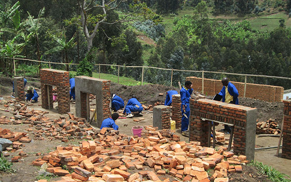 Apprendisti muratori si allenano a costruire piccoli muri