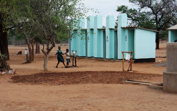 19.11.2015, Distrito Chiredzi, Zimbaue, Letrina de la Escuela Primaria «Ruware».