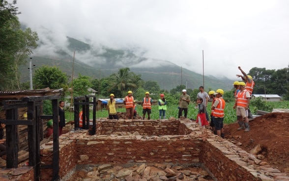 Ingenieure auf einer Baustelle in Nepal.