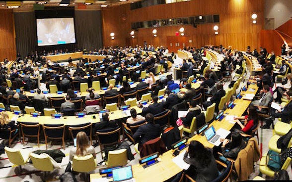 Sala de conferencias llena de representantes de países de todo el mundo.