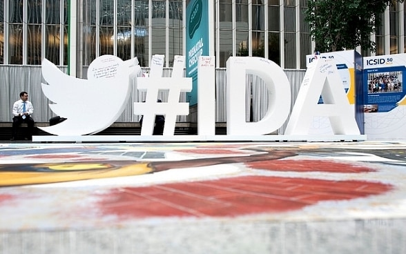 #IDA (siglas en inglés) aparece escrito en letras mayúsculas tridimensionales.