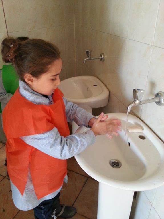 Zwei Mädchen waschen sich an den neuen Lavabos die Hände.