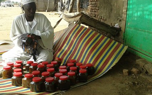 El sudanés Abdul-Aziz Mohammed Salih vende su miel en el mercado de Bindisi en Darfur. 