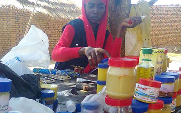 Miele e prodotti secondari dell’apicoltura sono allineati su un bancone di un mercato nel Darfur (Sudan). 