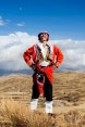 Un uomo con il costume tradizionale del Perù osserva i fenomeni meteorologici in uno spazio aperto sull’altopiano peruviano.