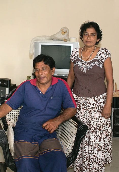 Mit dem Geld der DEZA bauten Bandula Karunaratne und seine Frau ihr Haus nach dem Tsunami wieder auf. Es steht heute auf vier Betonpfeilern. Dies vermittelt der Familie ein konkretes Gefühl der Sicherheit. Doch der Alltag bleibt ein Kampf: Für Bandula ist es schwierig, Arbeit zu finden. © R.H. Samarakone/DEZA