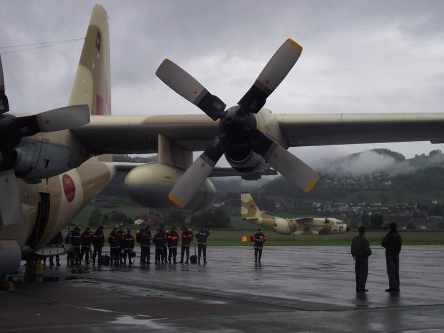 Due aerei dell'esercito marocchino sul tarmac dell'aeroporto di Berna con i soccorritori che preparano il materiale. 