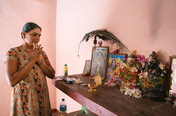 Vevidevi Sakthivil a le cœur brisé. Elle avait perdu sa seule fille lors du tsunami de 2004. Elle est devenue veuve huit ans plus tard, après que l’embarcation qui transportait son mari vers l’Australie s’est renversée en pleine mer. Aujourd’hui, Vevidevi survit grâce au soutien que lui apporte un fils devenu cultivateur. © R.H. Samarakone/DDC