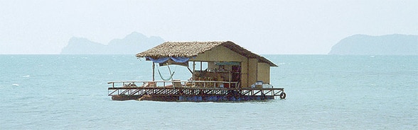 Foto eines im Meer schwimmenden Hauses