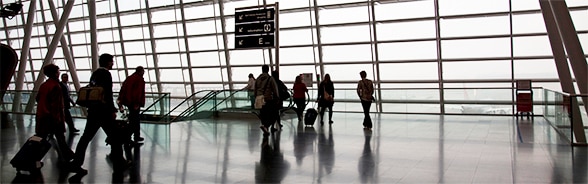 Menschen mit Koffern am Flughafen