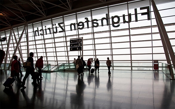 Menschen mit Koffern am Flughafen 