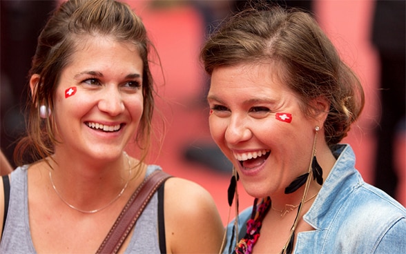 Image de personnes célébrant la fête nationale suisse à l'étranger