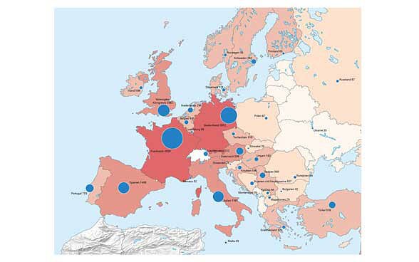Sur la carte, les pays de l’Europe sont marqués selon le nombre de Suisses de l’étranger qui y habitent. Des cercles et des lignes bleus indiquent le nombre d’émigrés suisses par destination.