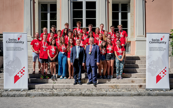 The picture is a group photo with Swiss Confederation President Ignazio Cassis.