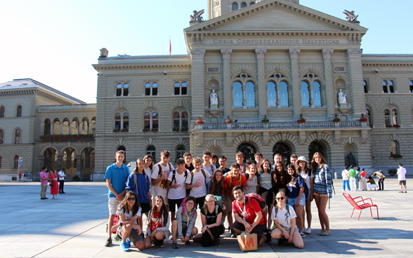 Das Bild zeigt eine Gruppe vor dem Bundeshaus.