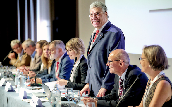 La photo montre le comité et le président, Filippo Lombardi.