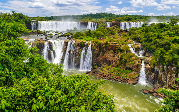 The photo shows the Iguazú waterfalls in Brazil