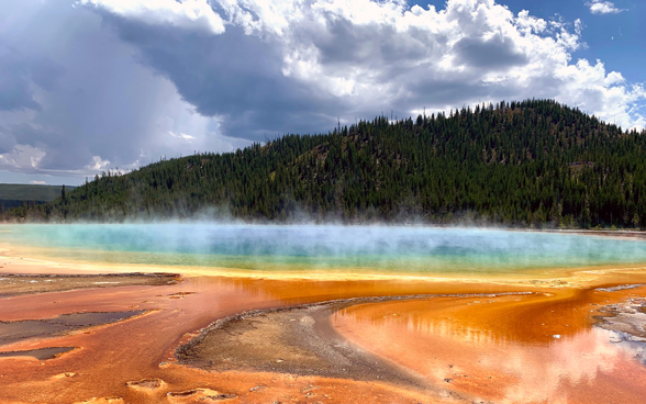  The picture shows a geothermal spring, the symbol of Yellowstone National Park.