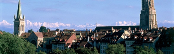 Die Berner Altstadt vor dem Alpenpanorama