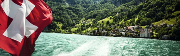 Vue d'une partie du lac des Quatre-Cantons depuis un bateau à vapeur