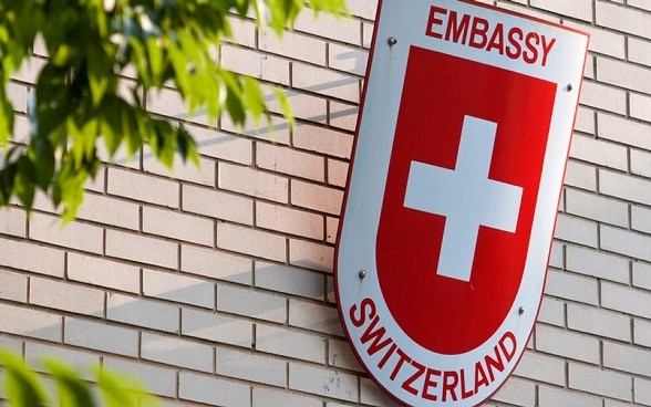 Armoiries de la Suisse au fronton d’une ambassade.