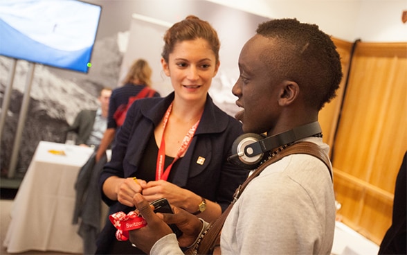 Illustration de personnes travaillant au pavillon suisse de Londres en 2012