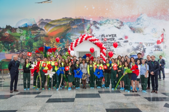 Nicolas Bideau, capo di Presenza Svizzera, e membri del team davanti al Padiglione svizzero a Expo 2017 Astana.