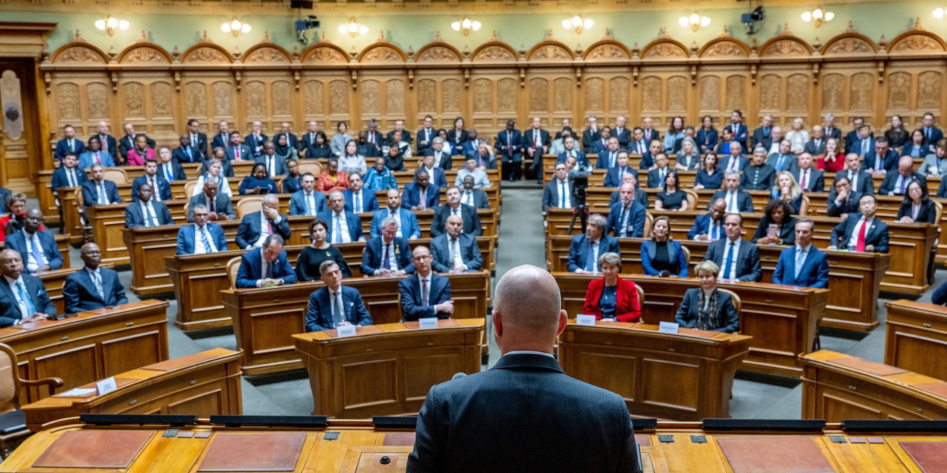 Les ambassadeurs étrangers écoutent le président de la Confédération Alain Berset lors de son discours dans la salle du Conseil national lors de la réception du Nouvel An 2023.