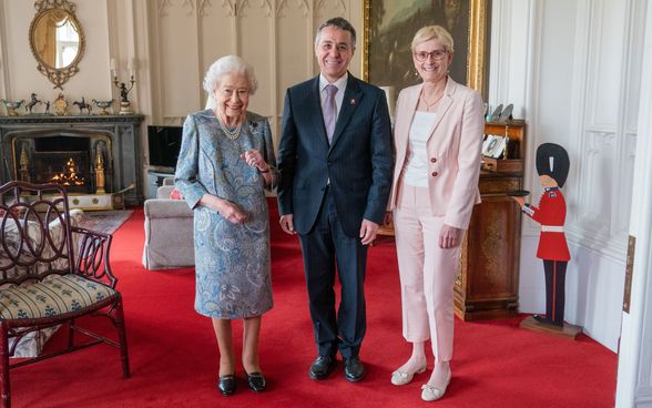 Il presidente della Confederazione Cassis al centro. Alla sua destra la regina Elisabetta II e alla sua sinistra la moglie Paola Rodoni Cassis.
