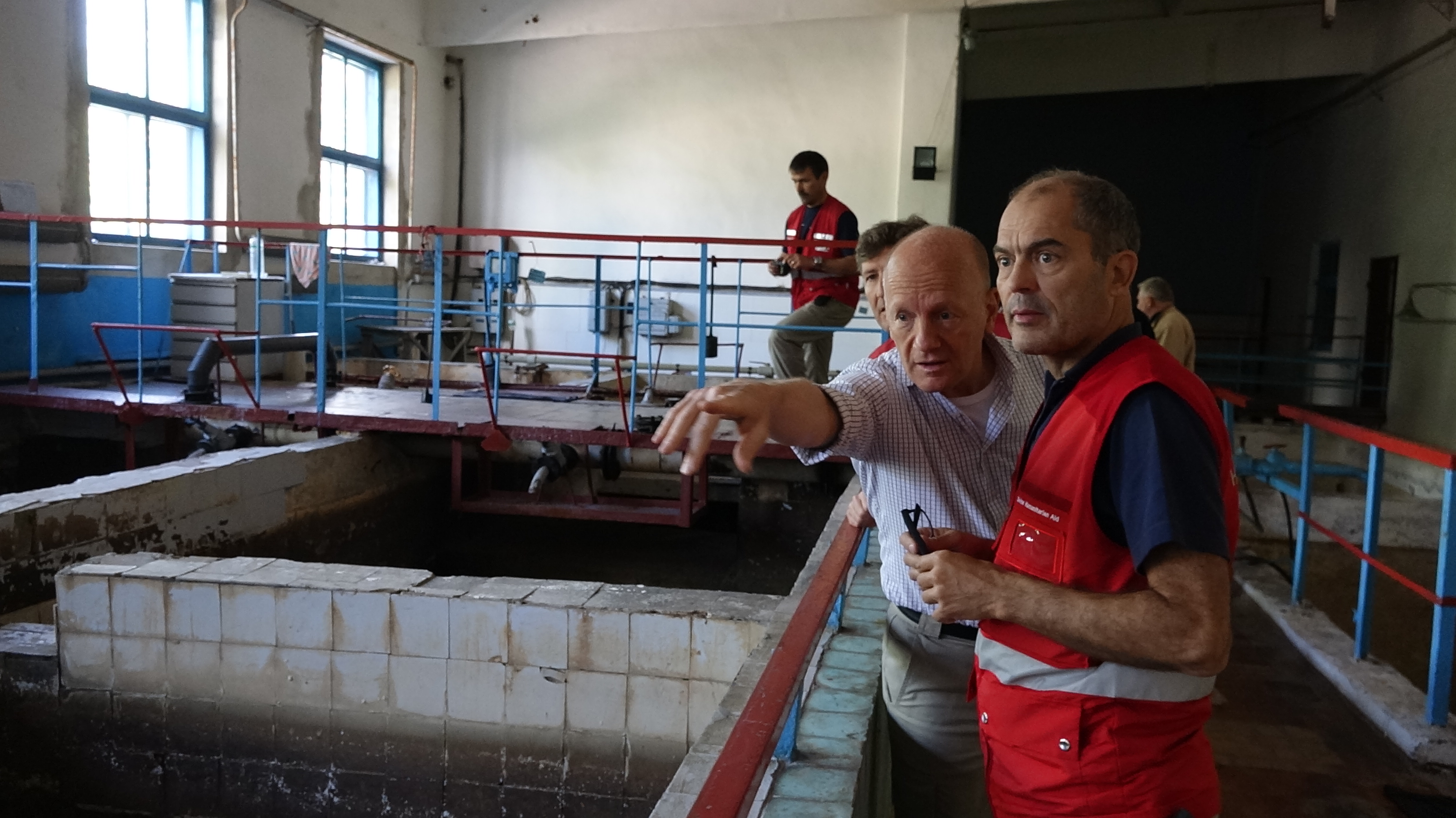 Des experts suisses inspectent les bassins d’un centre de distribution d’eau. 