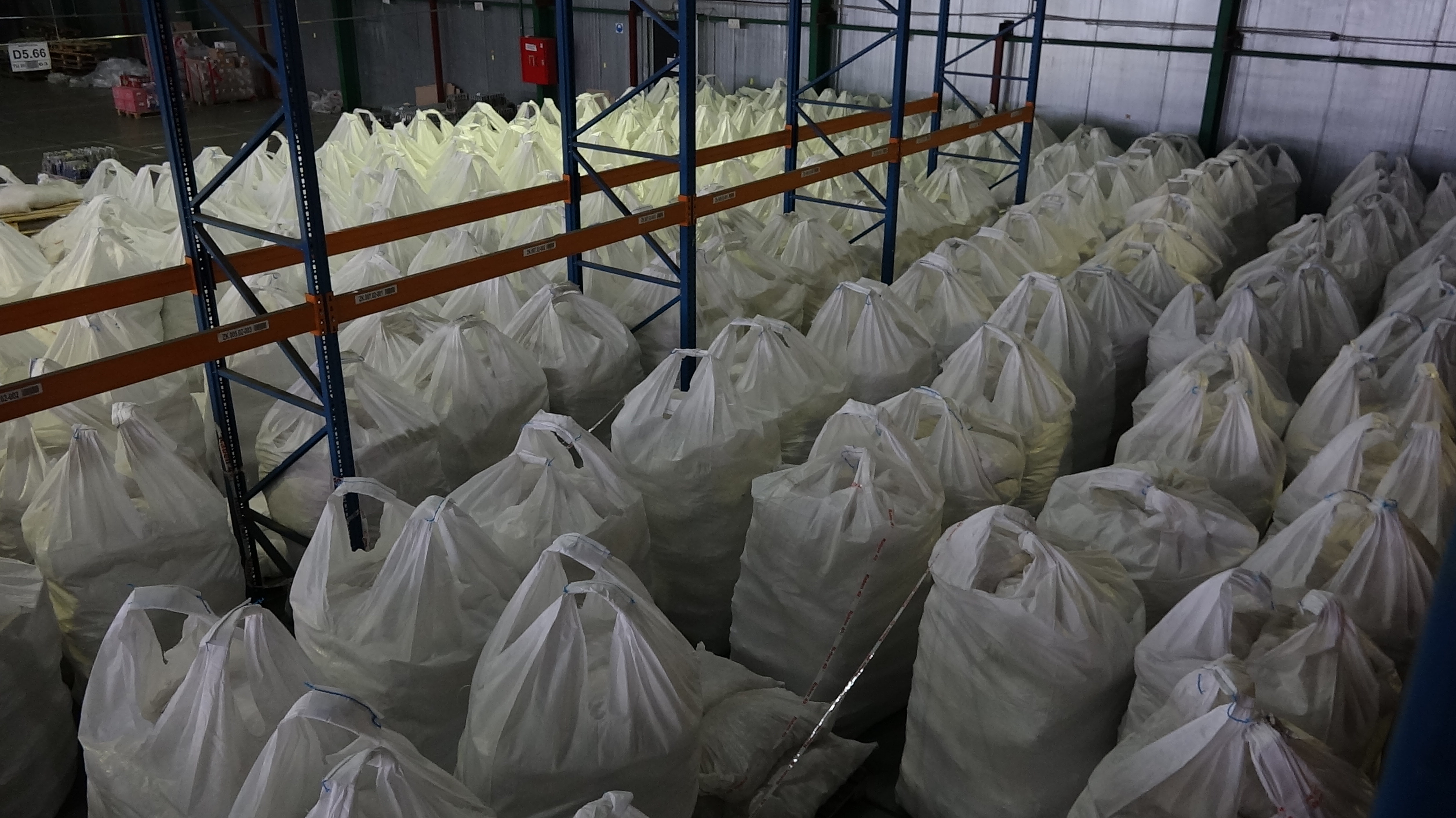 Des sacs remplis de sulfate d’aluminium entreposés dans un hangar. 