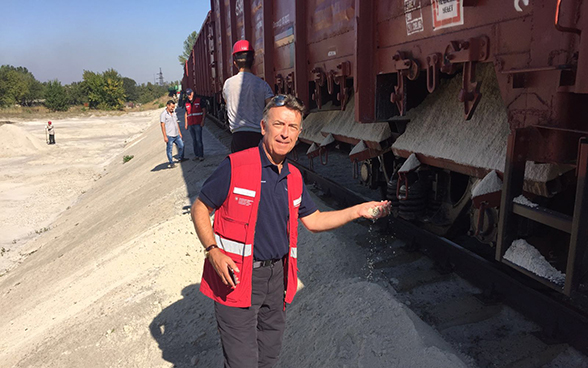 La Suisse a envoyé un nouveau convoi humanitaire, à savoir 3500 tonnes de sable quartzeux destiné à la filtration de l'eau, dans l'est de l'Ukraine.