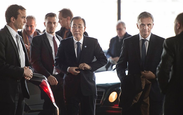 Le conseiller fédéral Didier Burkhalter et le secrétaire général de l’ONU Ban Ki-Moon arrivent à la Conférence annuelle de la DDC à Zurich.