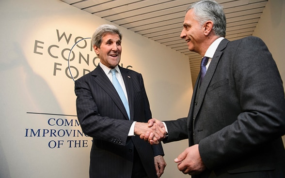 Le conseiller fédéral Didier Burkhalter avec le secrétaire d'Etat américain John Kerry. © Keystone