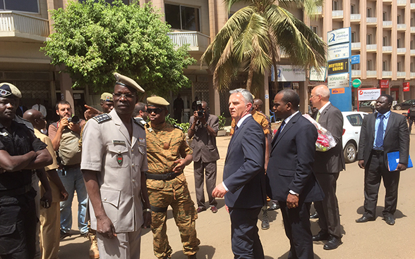 Il consigliere federale Didier Burkhalter nei luoghi dell’attentato di Ouagadougou, Burkina Faso.